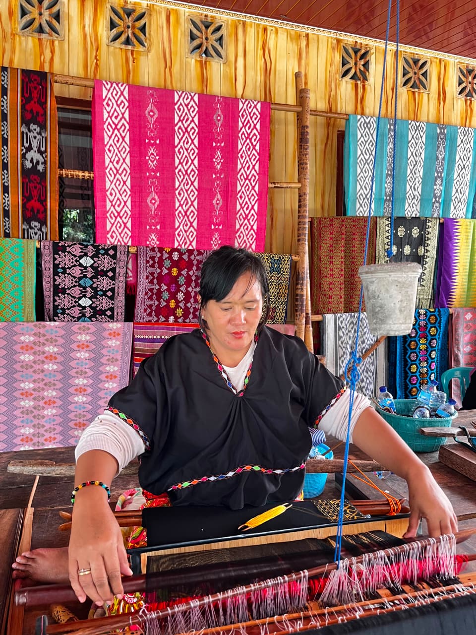 Inaq weaver in Sukarara Village