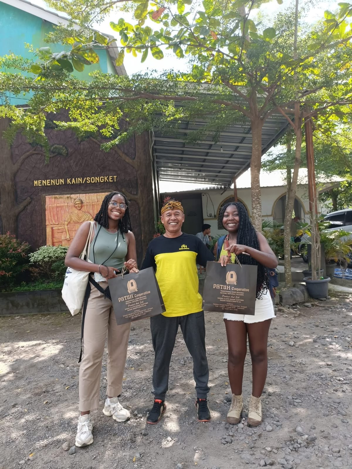 Foreign tourist visit to one of the art shops in Sukarara village