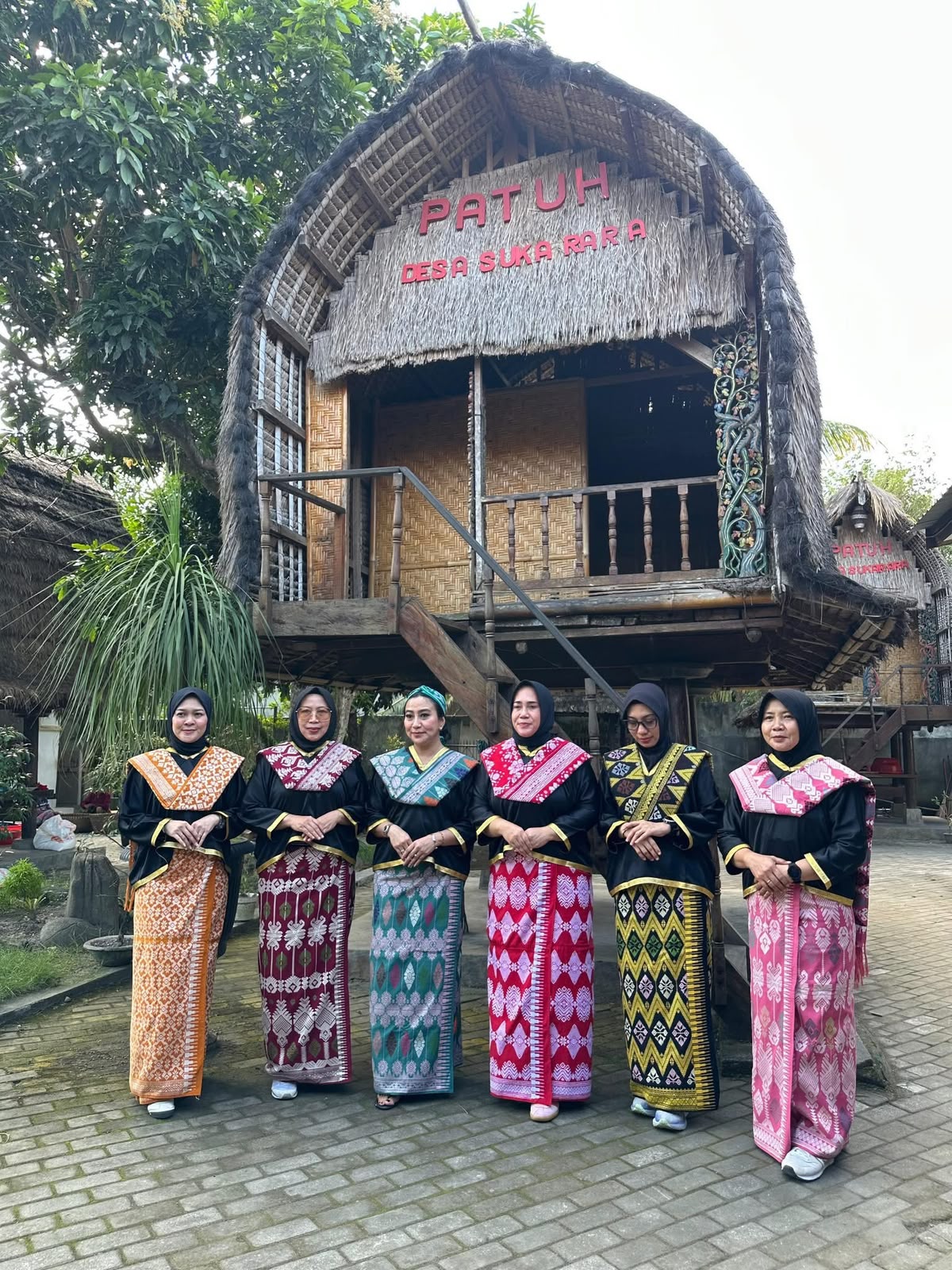 Local tourist visit to one of the art shops in Sukarara village