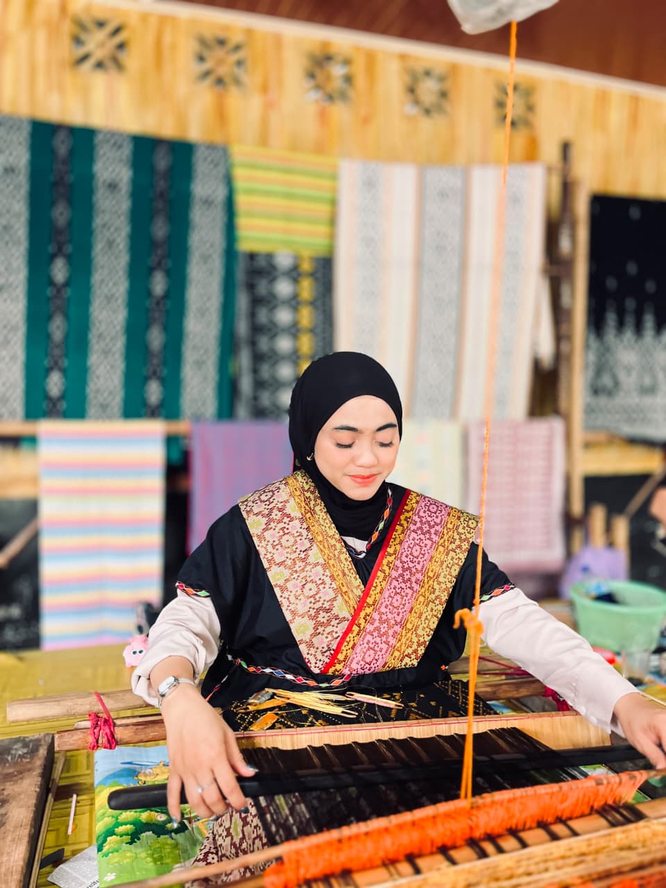 Local tourist visit to one of the art shops in Sukarara village