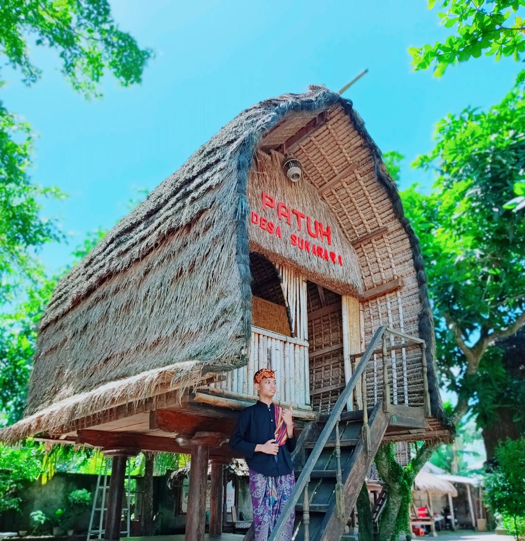 Visit by students who will conduct research at one of the art shops in Sukarara village