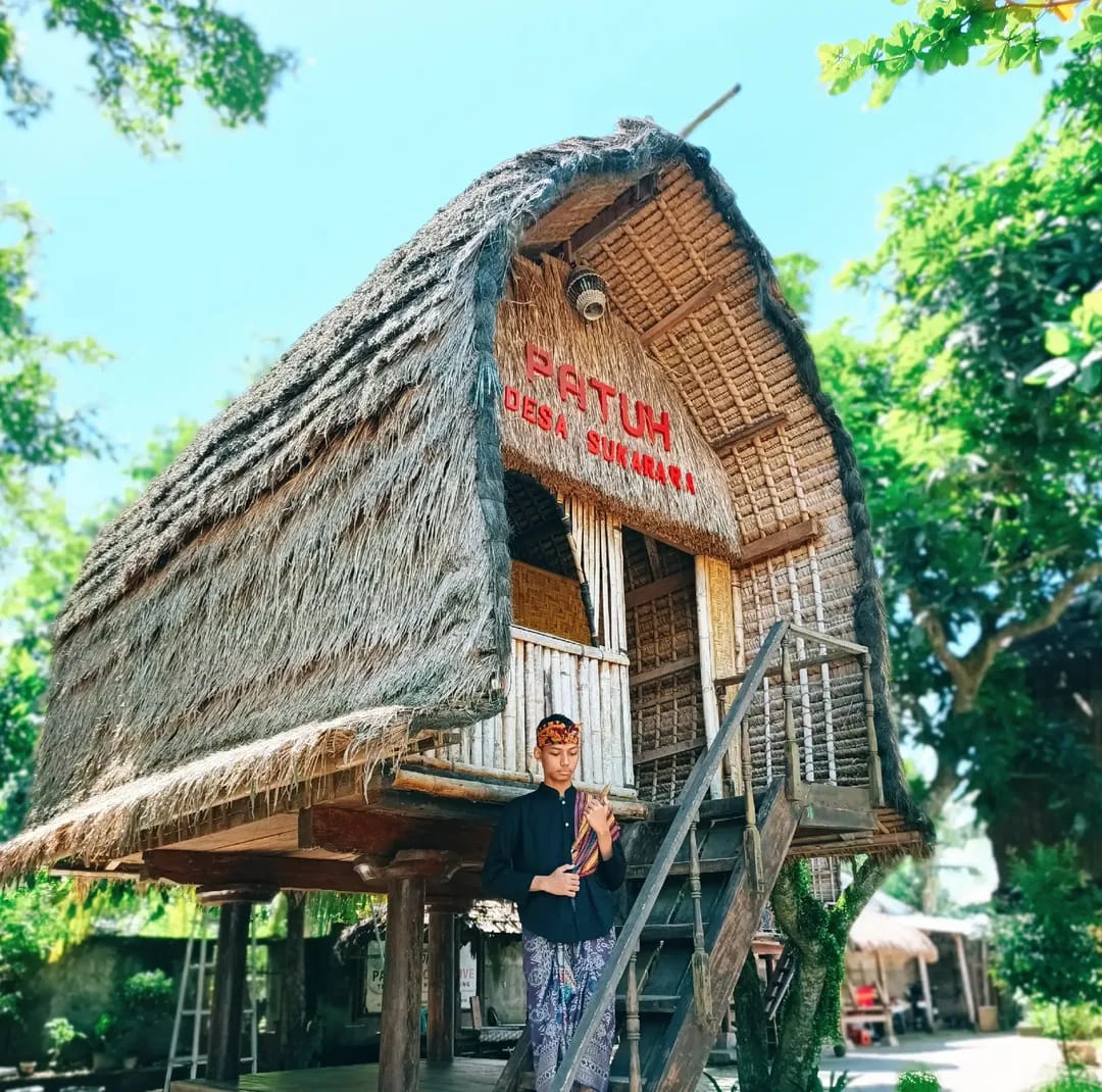 Visit by students who will conduct research at one of the art shops in Sukarara village