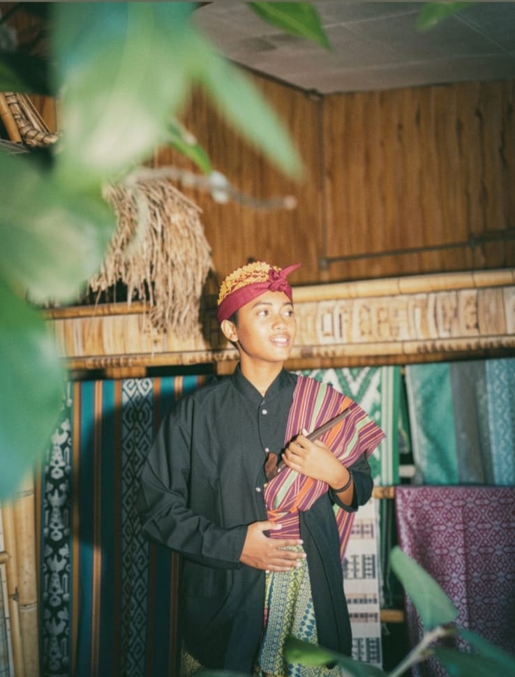 Visit by students who will conduct research at one of the art shops in Sukarara village