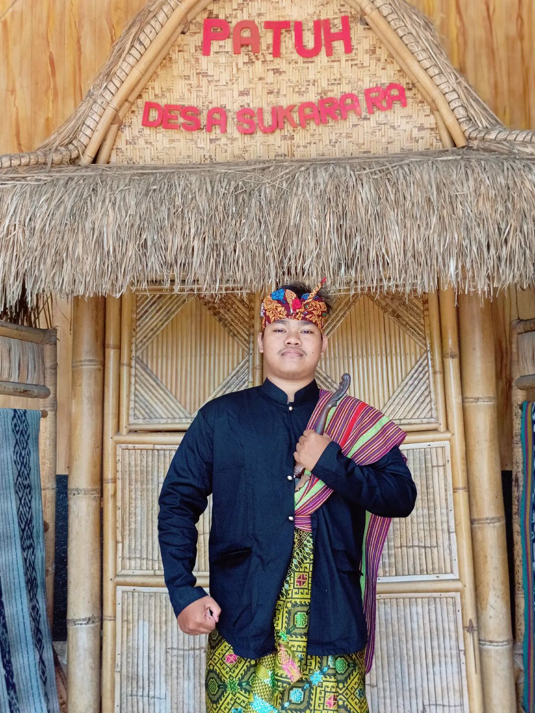 Visit by students who will conduct research at one of the art shops in Sukarara village