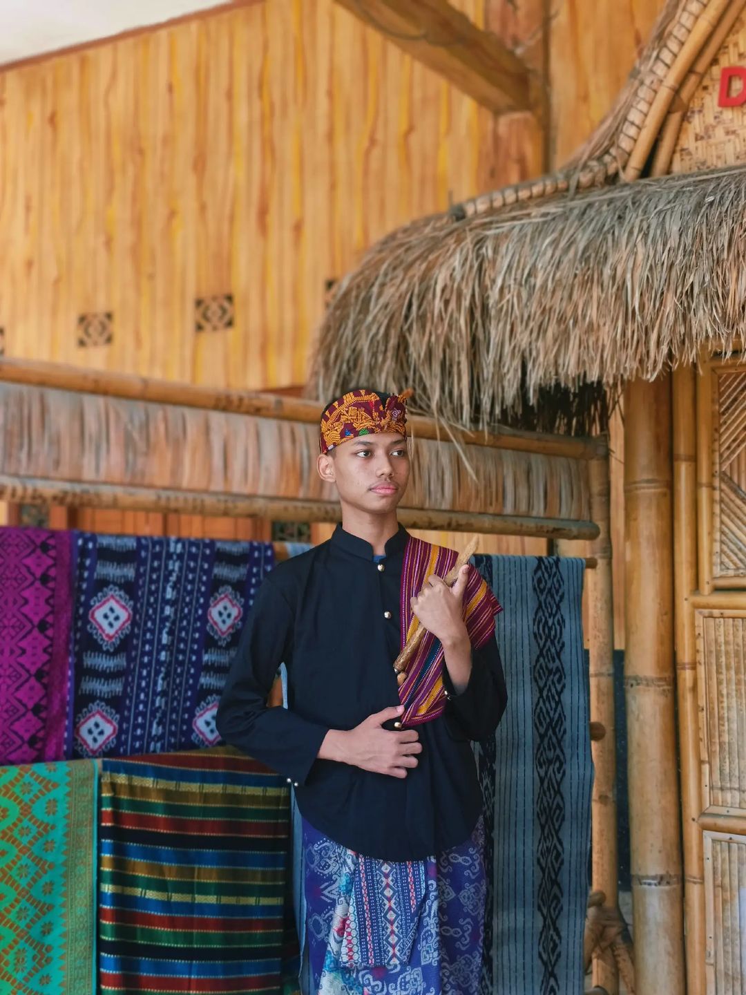 Visit by students who will conduct research at one of the art shops in Sukarara village
