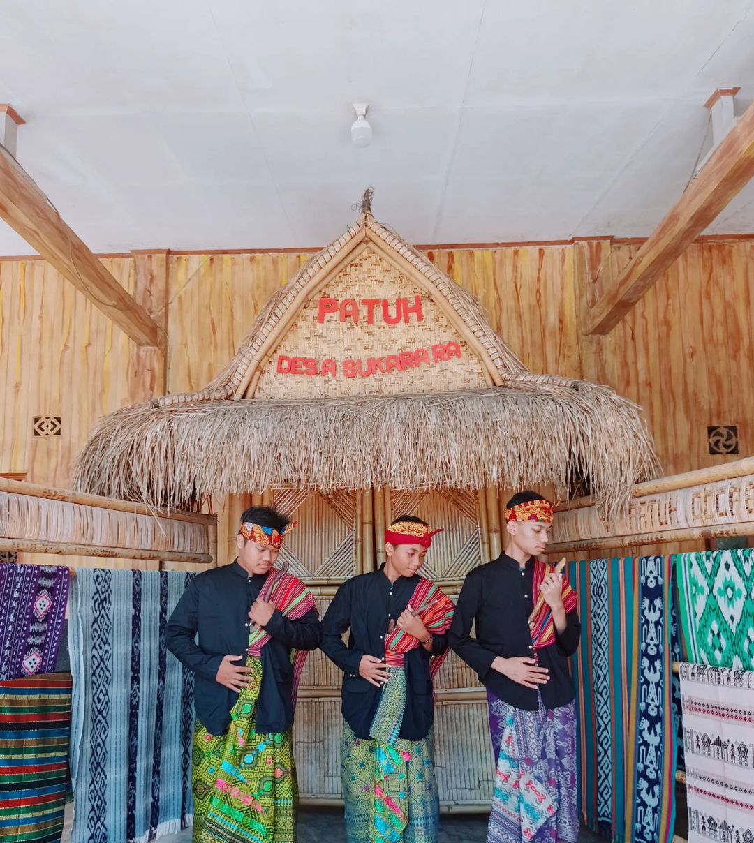 Visit by students who will conduct research at one of the art shops in Sukarara village