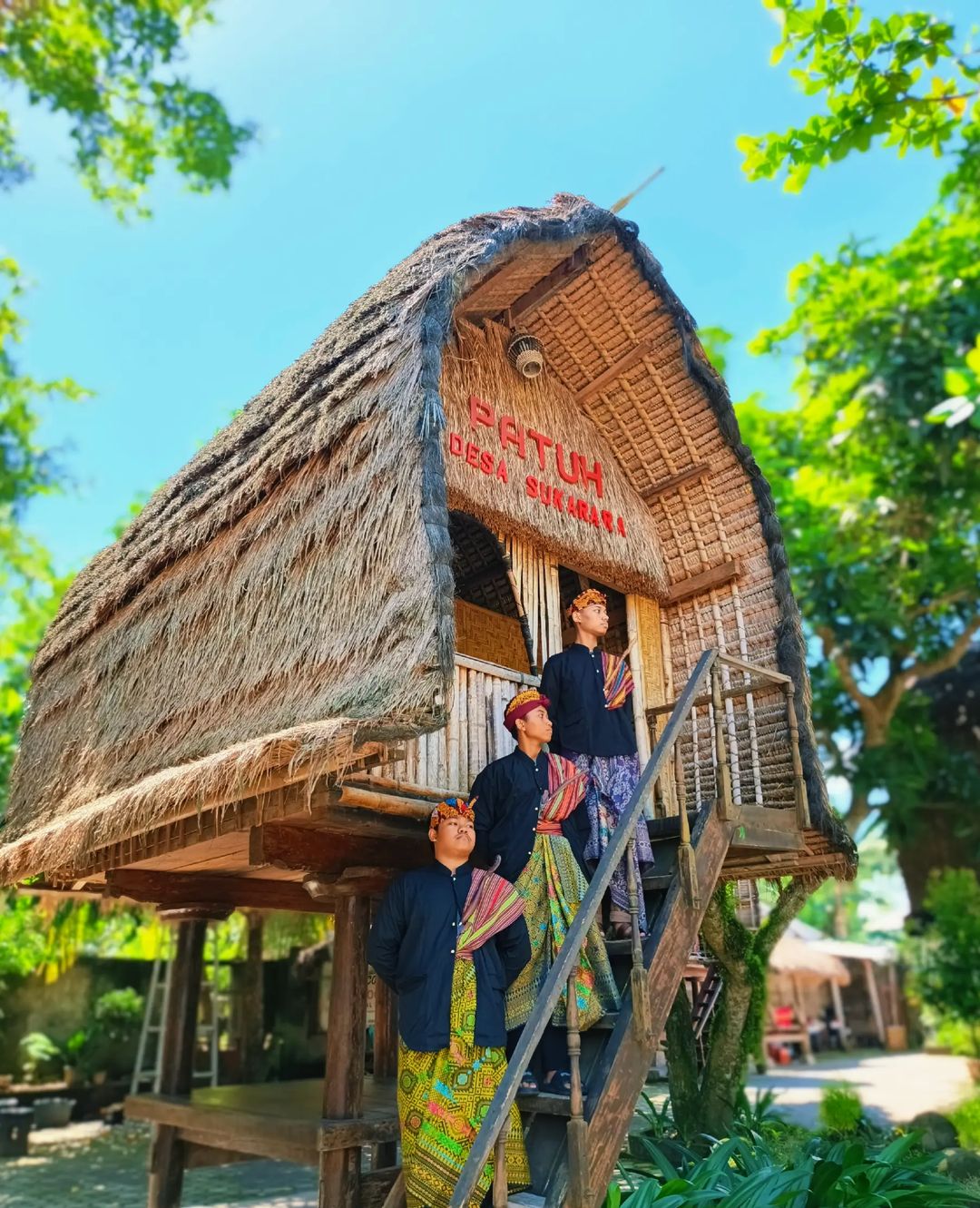 Visit by students who will conduct research at one of the art shops in Sukarara village