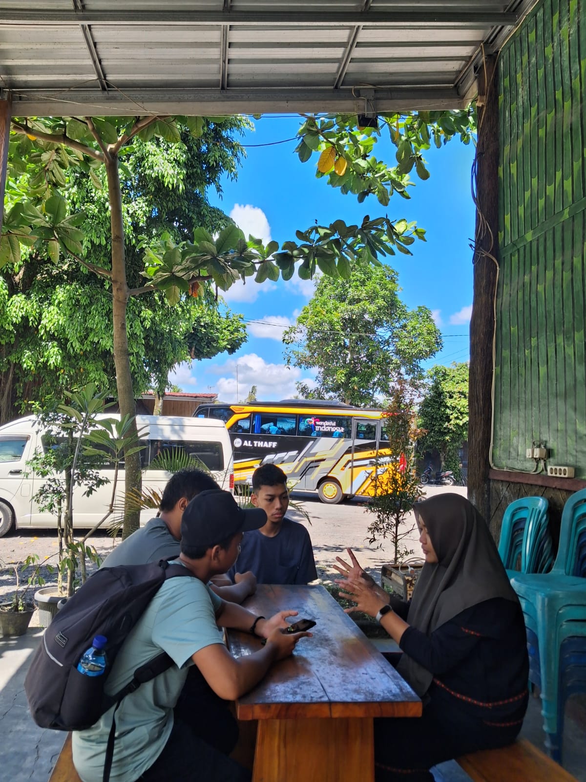 Visit by students who will conduct research at one of the art shops in Sukarara village